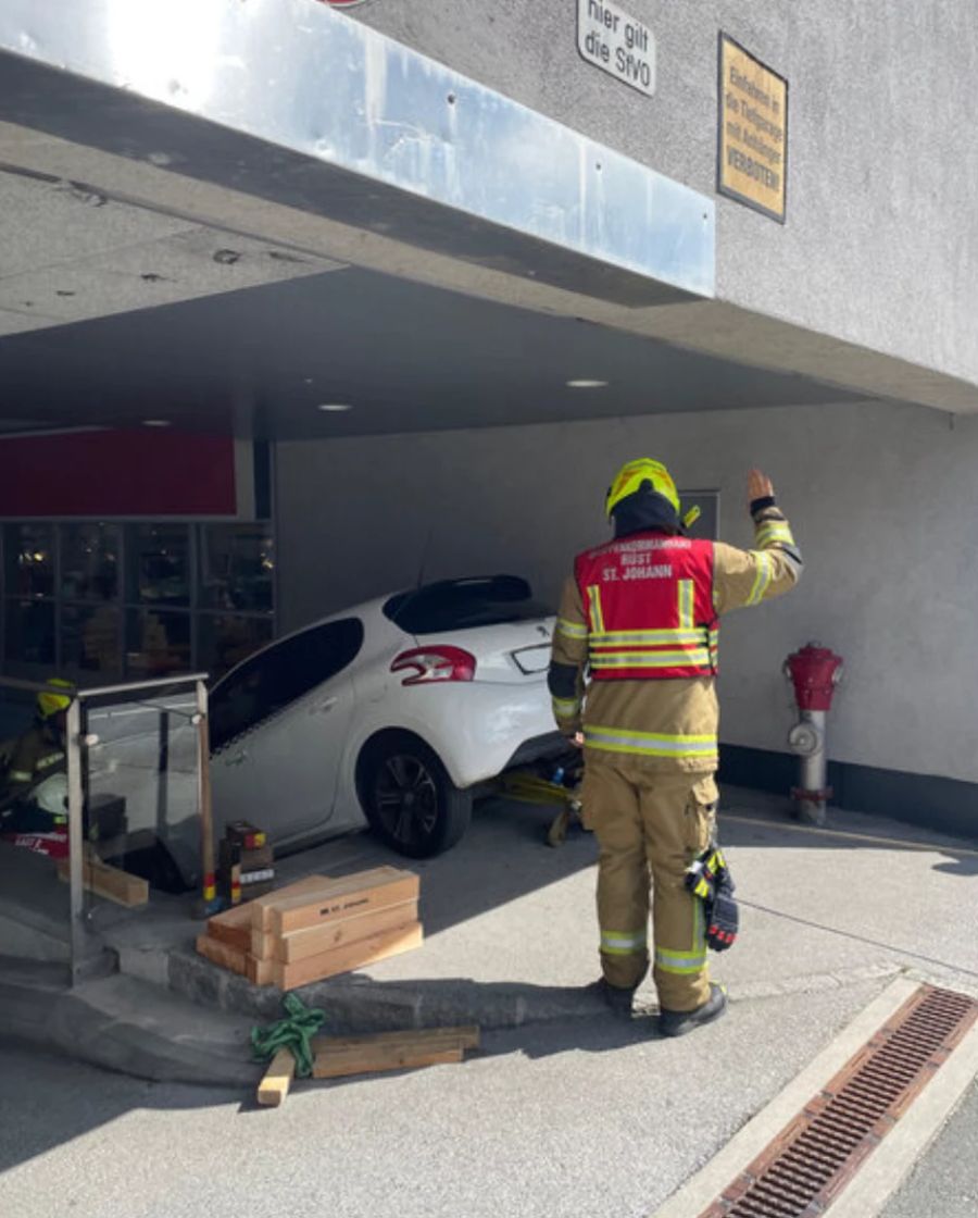 In einer «aufwendigen Bergeaktion» musste das Auto vom Ende der Treppe hinaufbefördert werden.