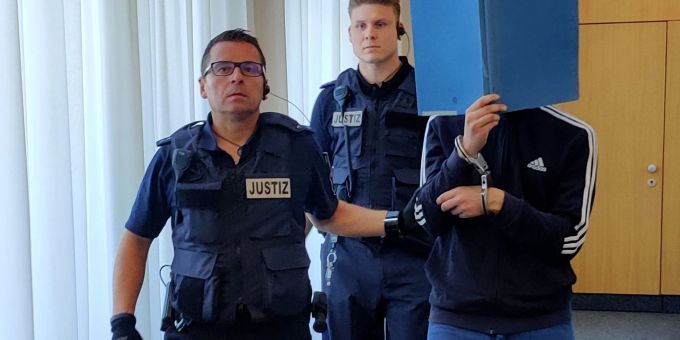 Urteil - Lebenslange Haft für Mord in Obdachlosenunterkunft