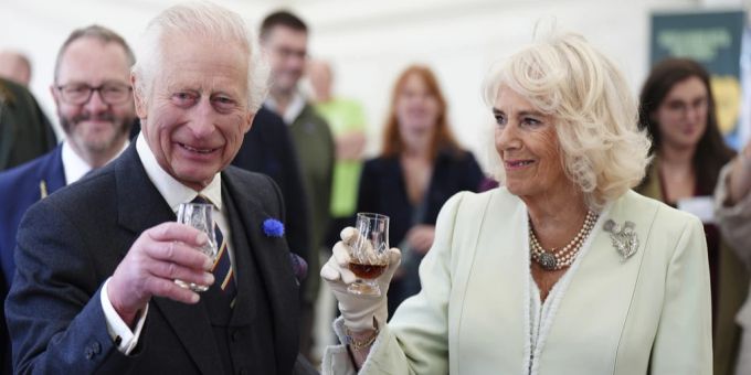 Charles und seine Camilla prosten sich zu. king charles