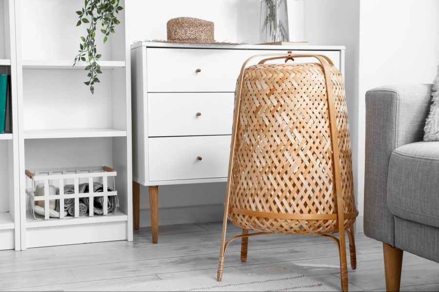 Rattanleuchte in Wohnzimmer