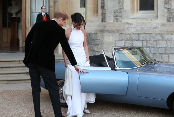 Meghan Markle nach ihrer Traum-Hochzeit 2018. Gestern Abend trug die Herzogin ein sehr ähnliches Kleid. meghan markle