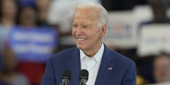 Joe Biden sorgte zuletzt bei einer Ansprache vor Publikum mit einigen Aussagen für Stirnrunzeln. joe biden