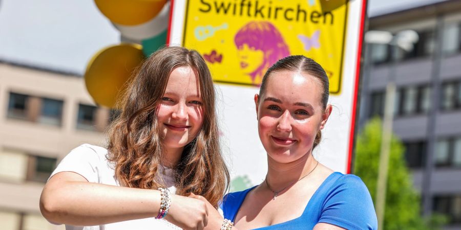 Linett Grajek (l) und Chiara Bechem haben sich mit Fan-Armbändern vorbereitet.