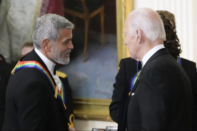 Joe Biden grüsst George Clooney im Weissen Haus am 4. Dezember 2022. Joe Biden
