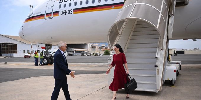 Grüne Transformation - Baerbock besichtigt Elektrobus-System in Dakar im Senegal