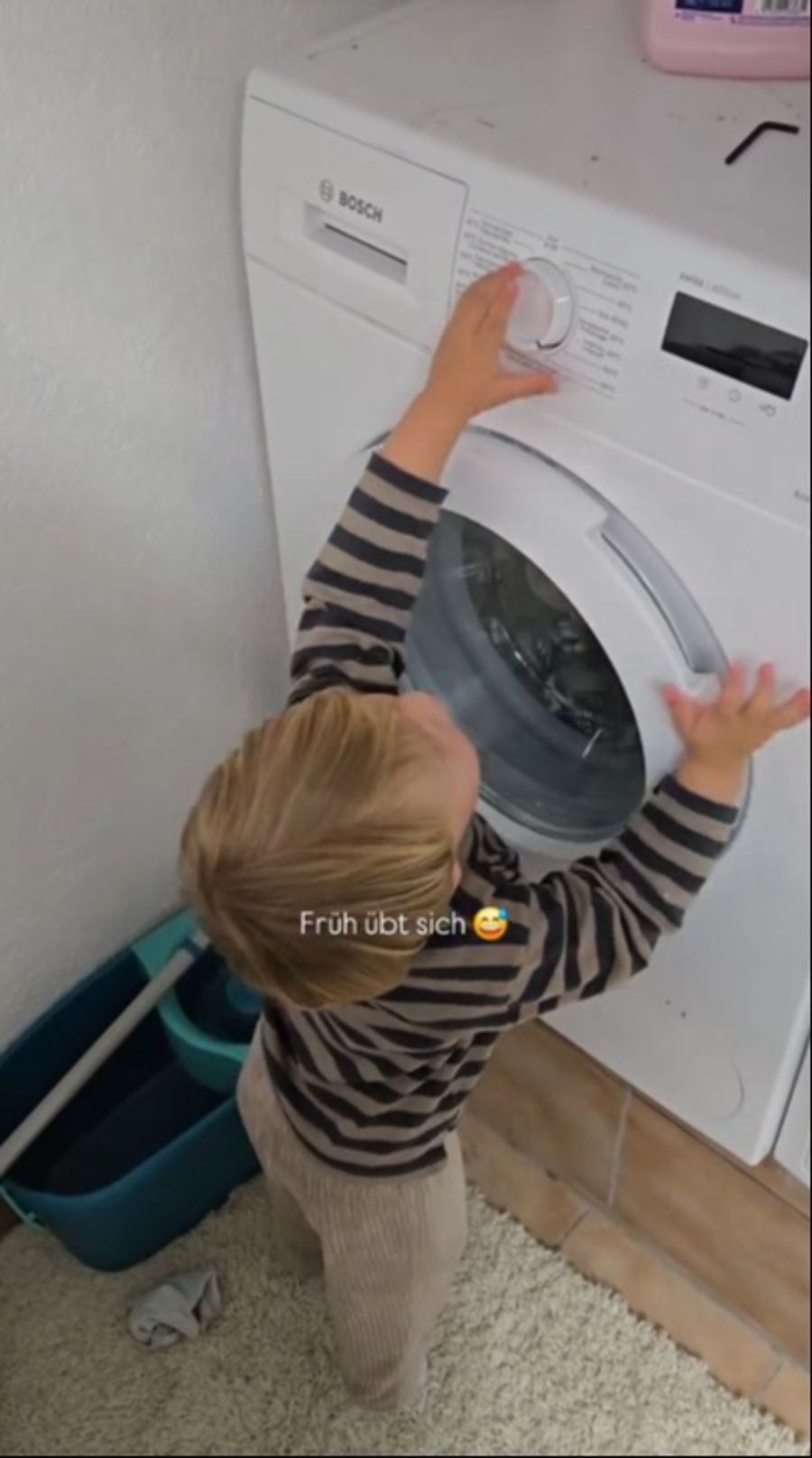 Sunny hilft bei der Waschmaschine. Janosch Nietlispach schreibt dazu: «Früh übt sich.»
