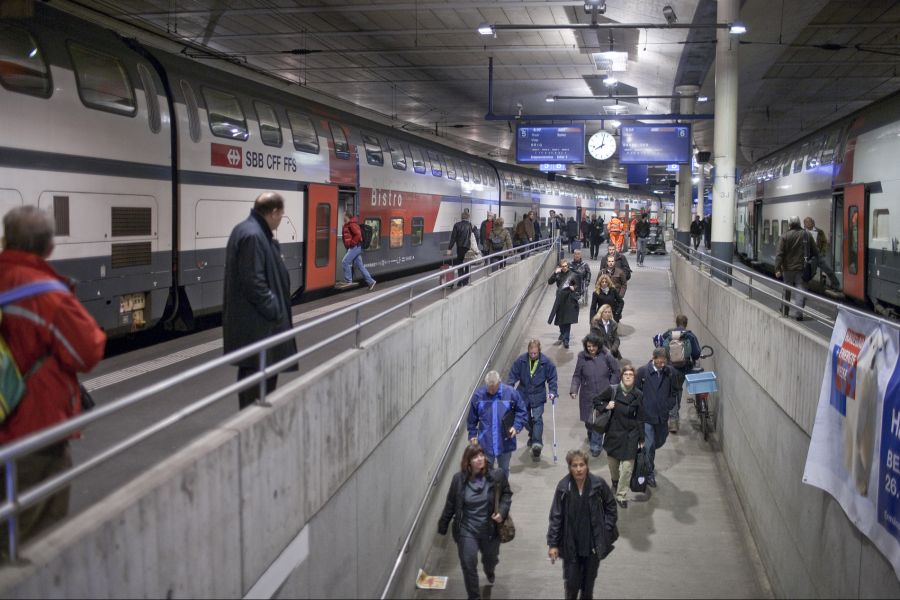 Erst am Bahnhof Bern realisierte die Lehrerin die vergessenen Tickets.