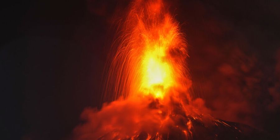 Aus dem Krater des Vulkans Fuego fliesst Lava.