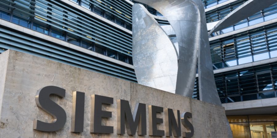 Der Industriekonzern Siemens hat in seinem dritten Quartal deutlich mehr verdient. (Archivbild)