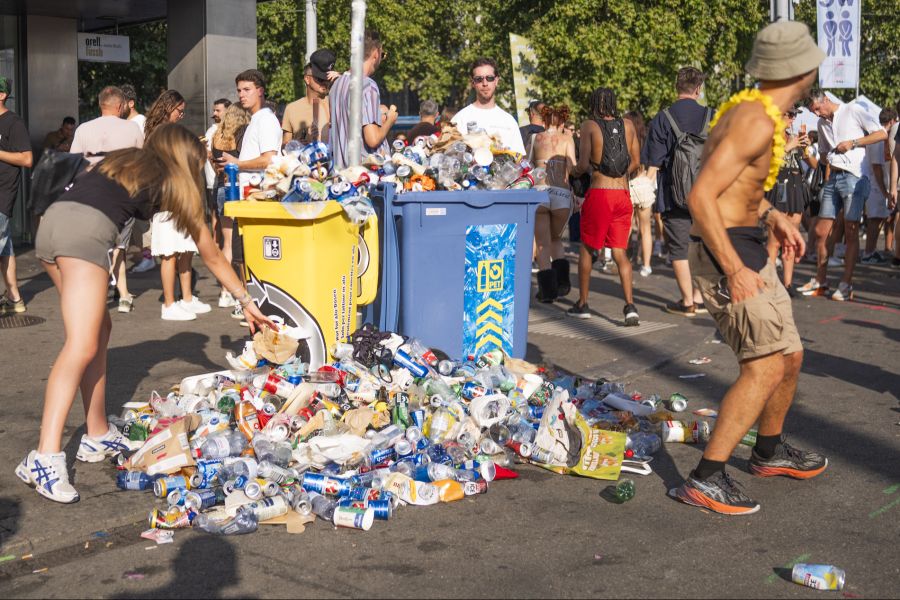 Riesige Abfallhaufen und Scherben an der Street Parade in Zürich sind schon fast zum gewohnten Bild geworden.