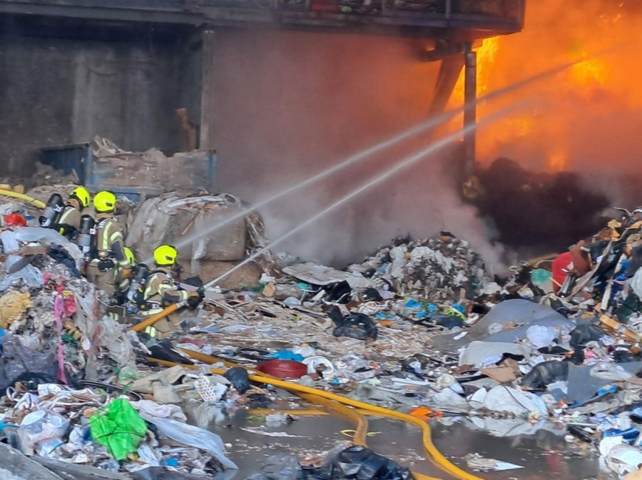 Inmitten von Schuttbergen kämpfen Feuerwehrleute mit Wasserschläuchen gegen die Flammen – zwei 32-Meter-Drehleitern wurden als Wassertürme eingesetzt.