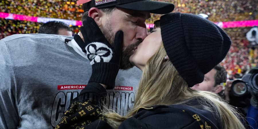 Pop-Superstar Taylor Swift küsst ihren Verlobten, den Football-Spieler Travis Kelce, nach einem Football-Spiel 2025. Laut US-Medien werden die beiden am 3. Juli in New York heiraten.