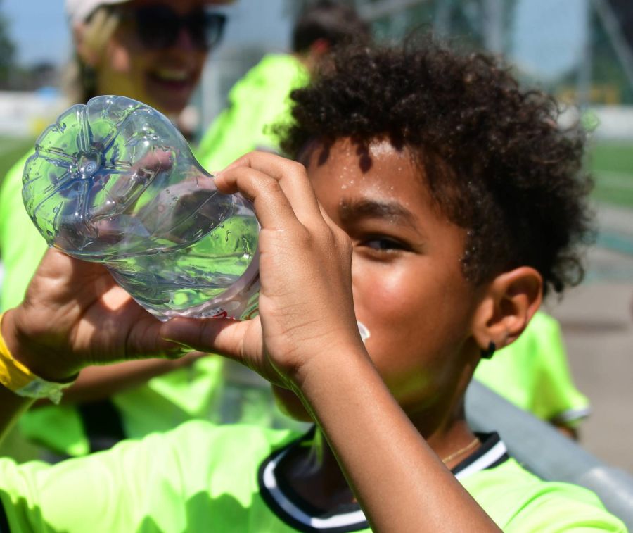 Immer wieder wurden die Spielerinnen und Spieler in der grossen Hitze aufgefordert, genug zu trinken – so auch Dwayn.