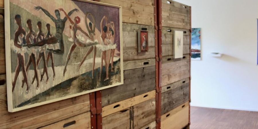Blick in die Ausstellung fundkunst.ch mit verlorenen und vergessenen Bildern.