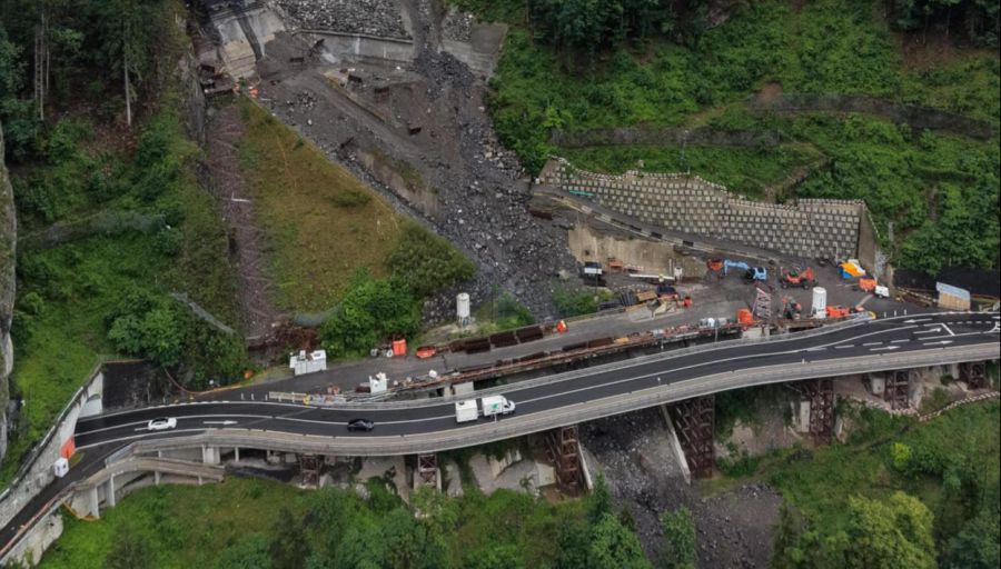Bereits nach wenigen Stunden, etwa um 08:00 Uhr, konnte die Strasse bereits wieder befahren werden.
