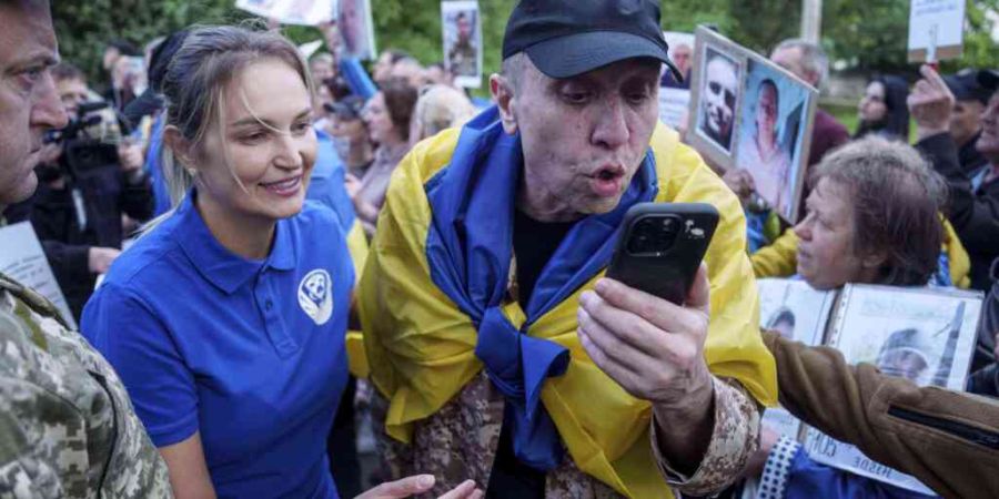 ARCHIV - Ein ukrainischer Soldat nachdem er nach einem Kriegsgefangenenaustausch zwischen Russland und der Ukraine aus der Gefangenschaft zurückgekehrt ist. Foto: Evgeniy Maloletka/AP/dpa