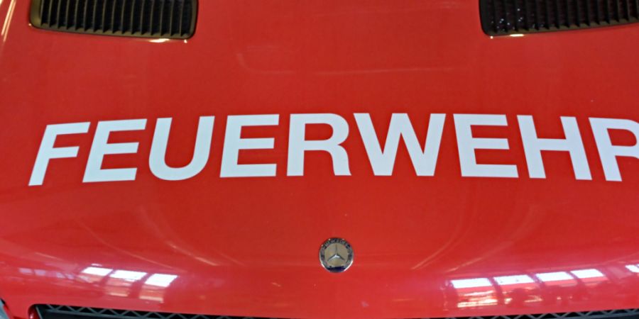 Die Feuerwehr brachte den Brand im Dachstock des Bahnhofgebäudes von Burgdorf BE unter Kontrolle. (Themenbild)