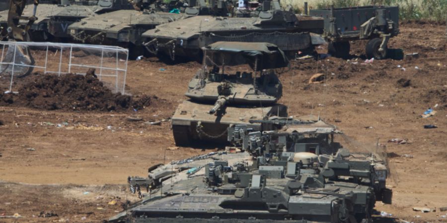 dpatopbilder - Israelische Truppen versammeln sich an der Grenze zum Libanon. Foto: Ariel Schalit/AP/dpa