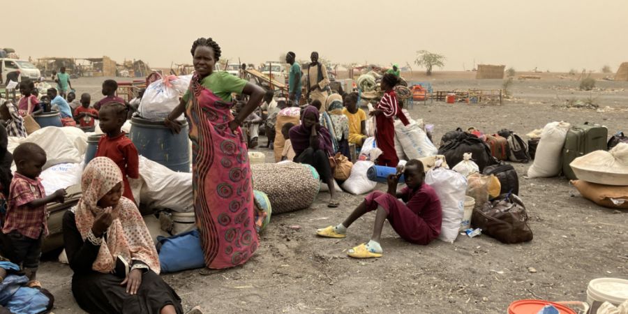 ARCHIV - Flüchtlinge aus dem Sudan warten nach der Überquerung der Grenze in den Südsudan auf einen Transport in das Transitlager der grenznahen Stadt Renk. Foto: Eva-Maria Krafczyk/dpa