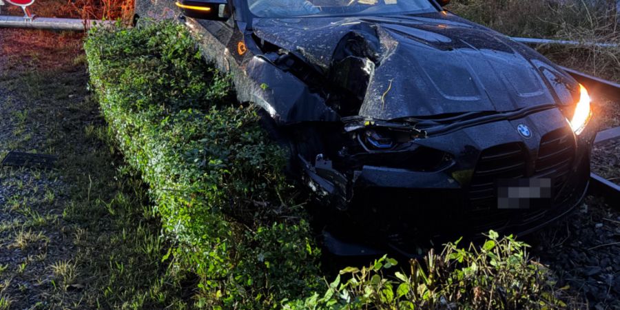 Am Donnerstagabend velor ein junger Autofahrer in Romanshorn TG die Kontrolle über sein Fahrzeug und landete auf dem Gleis.