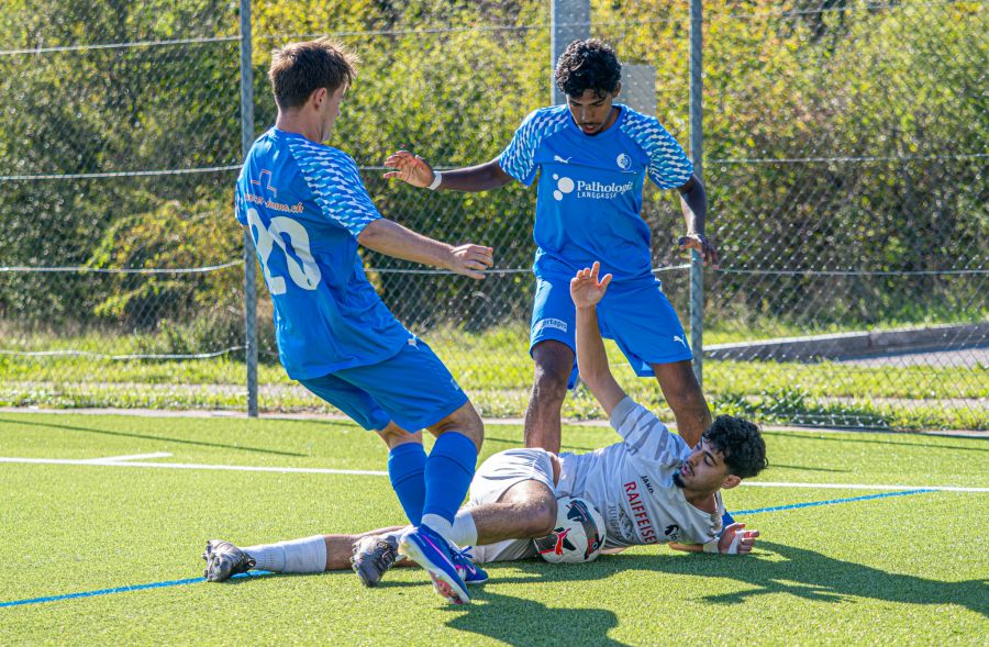 El Hardouz (Interlaken) behauptet den Ball gegen Gowribalan und Thurnheer.