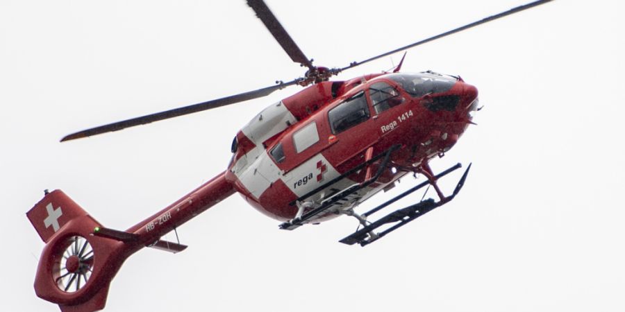 Die Rega brachte die verunfallte Frau in ein Spital, wo sie am Montag ihren Verletzungen erlag. (Symbolbild)