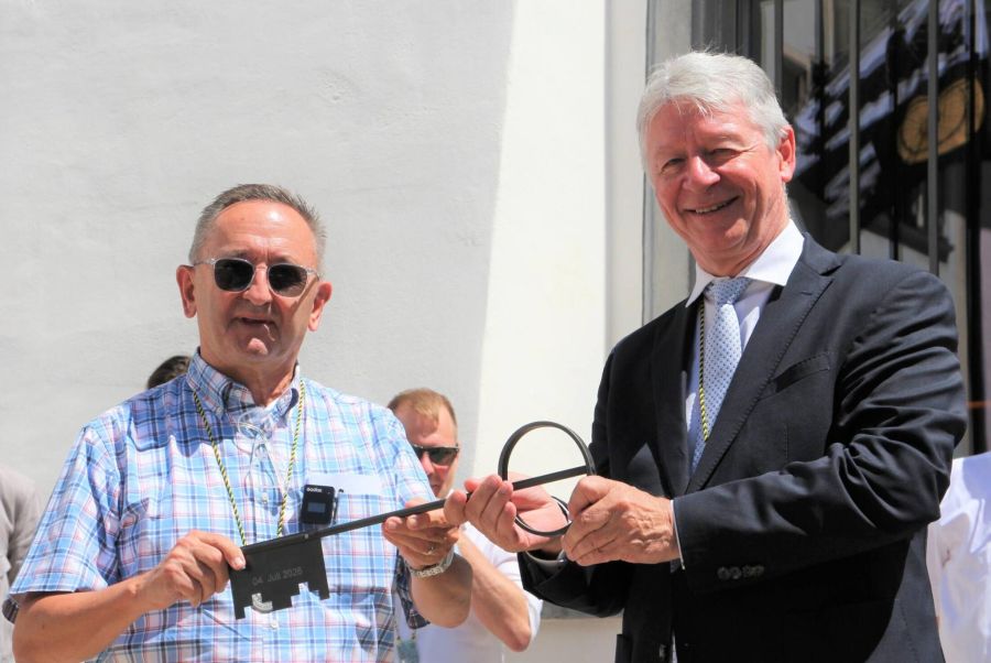 Baukommissionspräsident Felix Aepli (l.) übergibt den Schlüssel an Stiftungsratspräsident Hans Mäder: Der Hof zu Wil ist eröffnet.