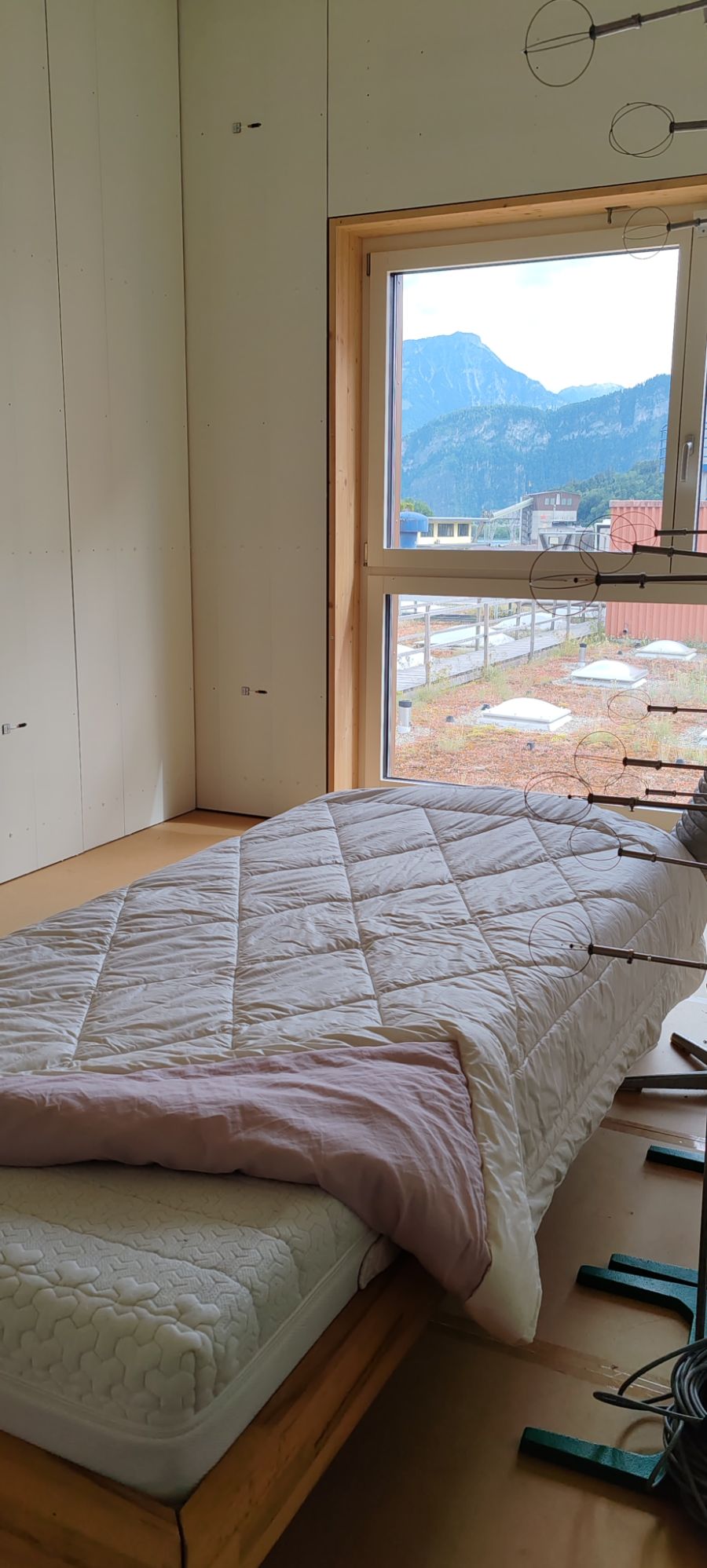 Anschliessend werde die Luft in eine speziell dafür konzipierte Bettdecke geblasen. Über diese ströme die Luft zur Person, die im Bett liege – zum Körper, aber auch zum Kopf.