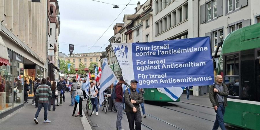 An der Falknerstrasse in Basel kamen sich eine bewilligte Pro-Israel-Demo und eine unbewilligte Gegendemo in die Quere. Die Polizei kontrollierte einen Mann nach einer tätlichen Ausein...
