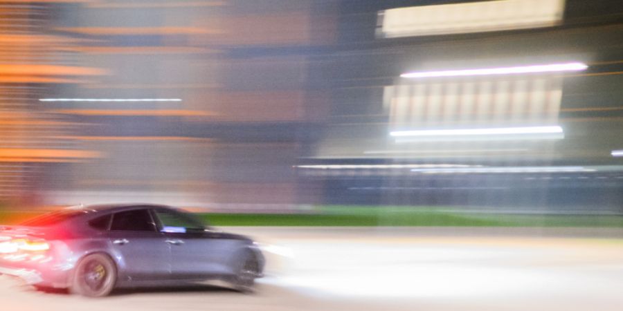 Der mutmassliche Raser war über 100km/h zu schnell unterwegs. (Symbolbild)