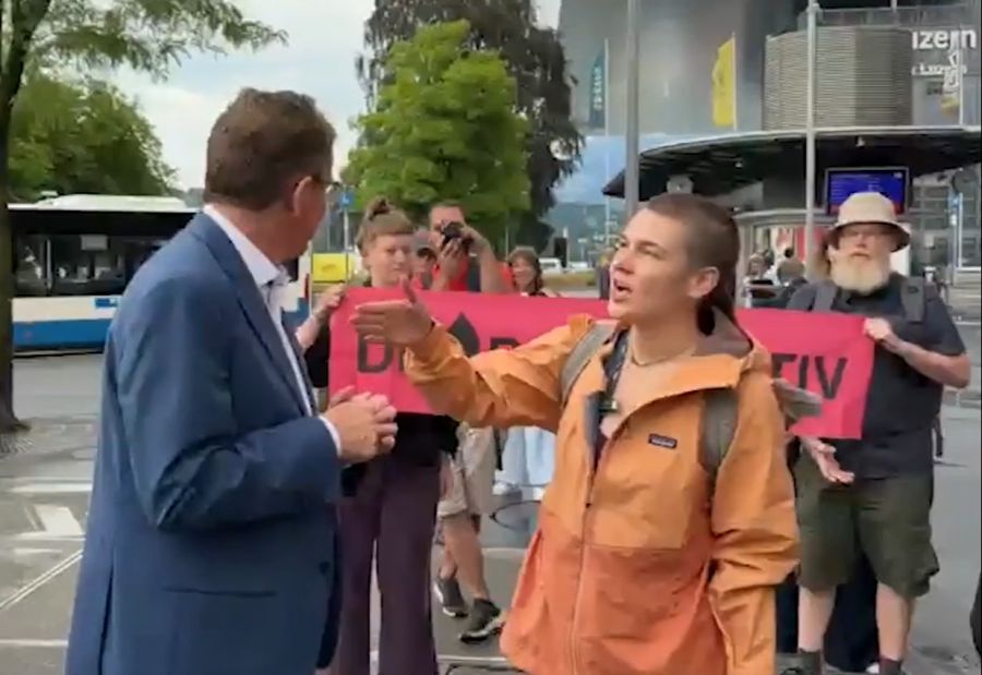 «Ihre Klimapolitik ist schei**e», beschimpfte eine Aktivistin des «Drop Kollektiv» Energieminister Albert Rösti.