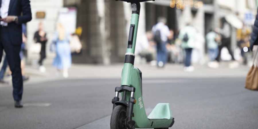 Zwei Kinder verletzten sich bei einem Selbstunfall mit einem E-Scooter (Symbolbild).
