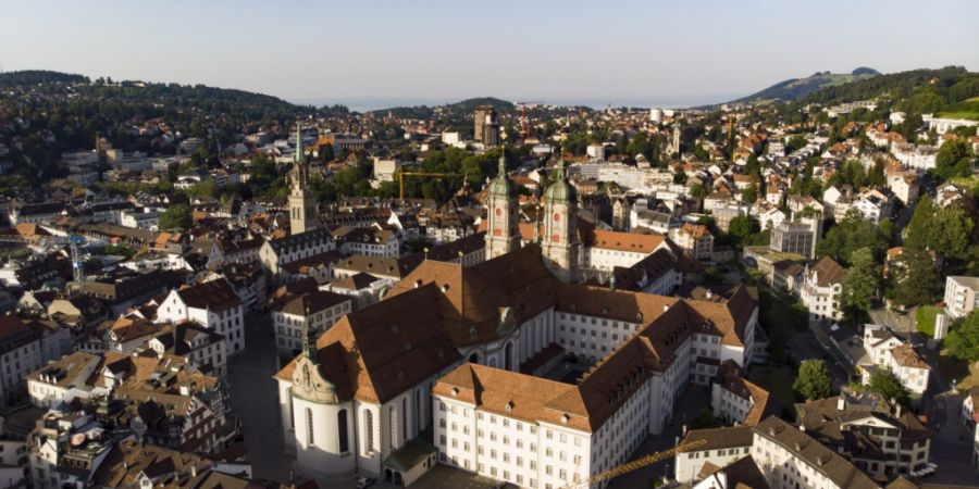 Das Bistum St. Gallen regelt die Verantwortlichkeiten bei Missbrauchsfällen klarer. Im Bild der Stiftsbezirk St. Gallen. (Archivbild)