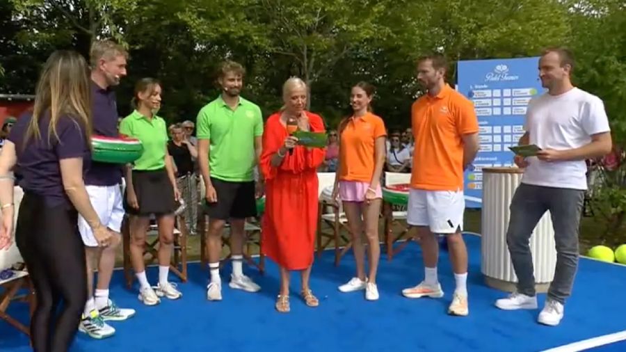 Noch ahnungslos: Andrea Kiewel moderiert entspannt mit den Gästen des «Fernsehgarten»-Padel-Turniers.