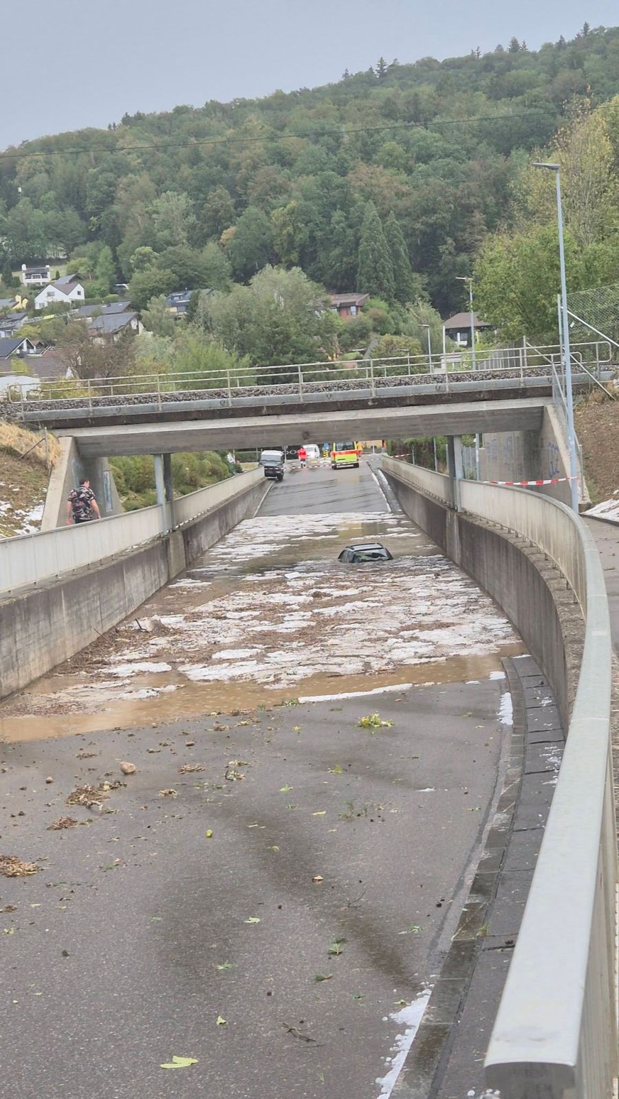 Die Unterführung steht unter Wasser.