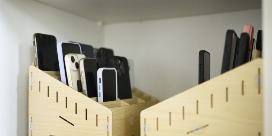 Ab in die Handygarage während der Unterrichtszeit: Der Zürcher Kantonsrat hat sich für ein Handyverbot an den Schulen ausgesprochen.  (Symbolbild)