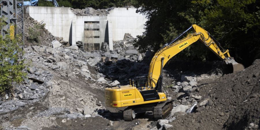 Bagger erstellten im August 2024 nach einem Unwetter am Brienzer Milibach einen Schutzdamm mit Geschiebe.