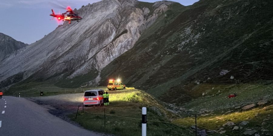 Weitab von der Strasse fanden die Rettungskräfte das verunglückte Fahrzeug und seinen Lenker.
