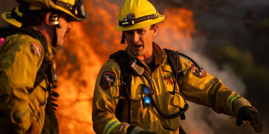 dpatopbilder - Feuerwehrleute bekämpfen das Sandy Fire in Simi Valley. Foto: Ethan Swope/AP/dpa
