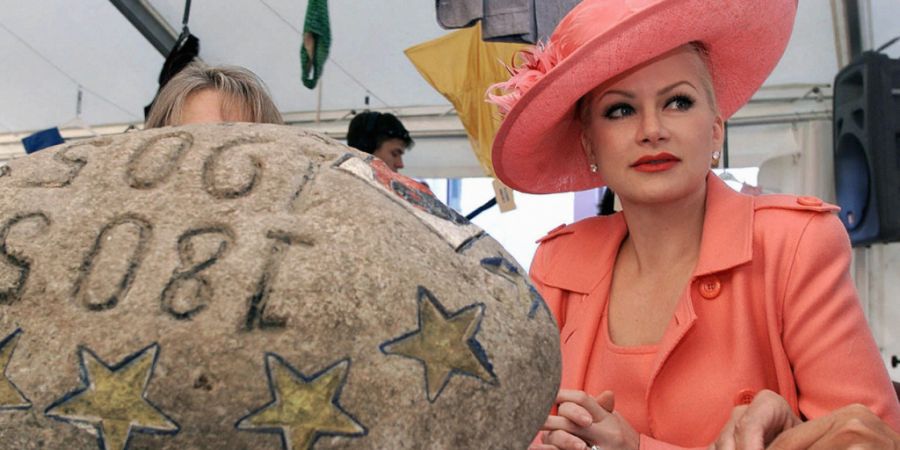 Shawne Fielding, die Botschafterin der Landesausstellung Expo.02, erhält am 12. August 2001 den zuvor jahrelang vermissten Unspunnenstein überreicht. (Archivbild)