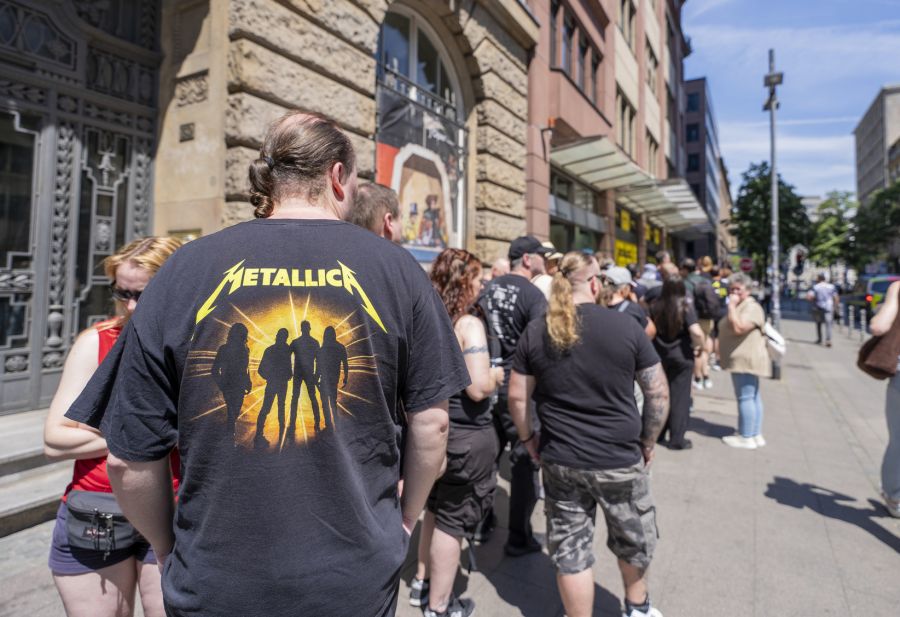 Der 192 Zentimeter grosse und rund 130 Kilogramm schwere Mann trage ein schwarzes Metallica-Shirt. (Symbolbild)