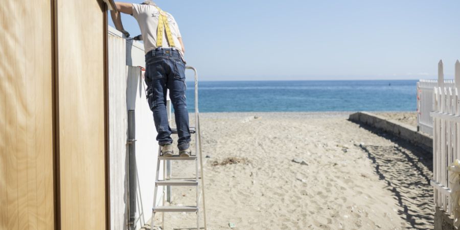 Das Baden am Mittelmeer kann in Italien teuer werden: Für Schirme und Liegen werden in Strandbädern teils horrende Preise verlangt. Jetzt gehen die Behörden in mehreren Regionen dage...