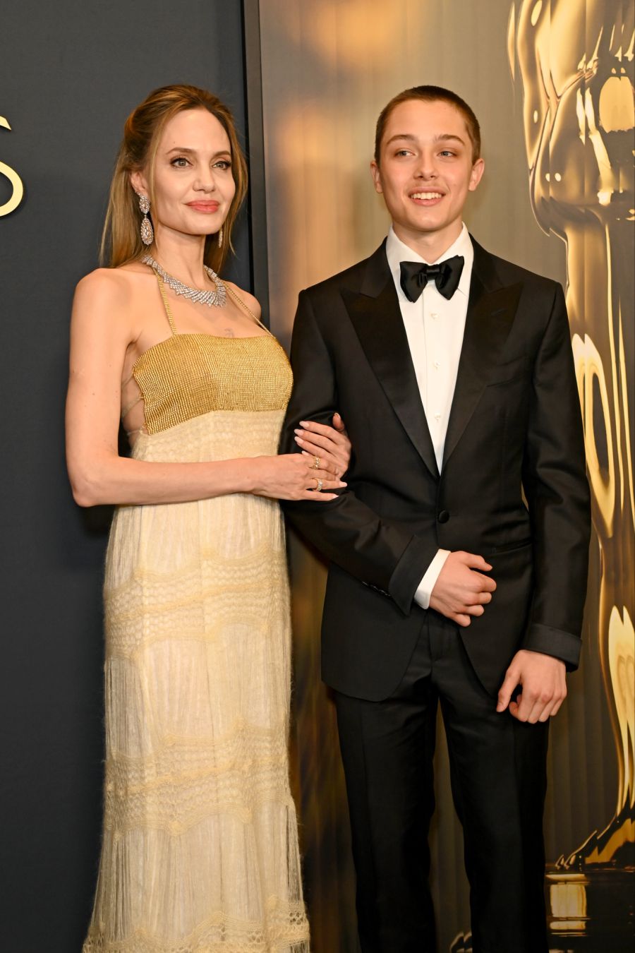 Knox Jolie-Pitt im Wandel: 2024 begleitete er Mutter Angelina Jolie noch im Anzug.