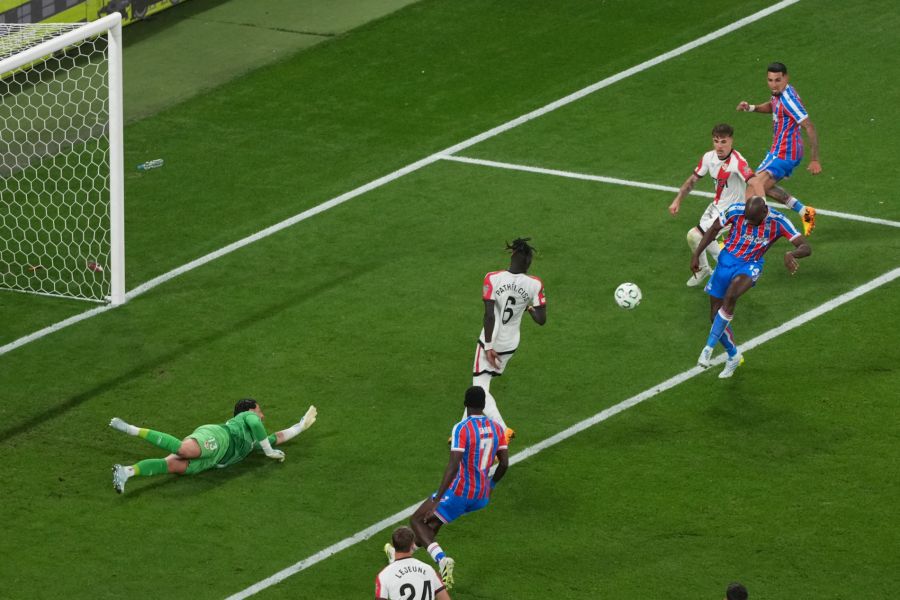 Der Moment der Entscheidung: Jean-Philippe Mateta staubt aus kurzer Distanz ab – Keeper Batalla ist am Boden, der Ball landet im Netz.
