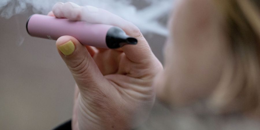 Eine Übersichtsstudie zeigt: E-Zigaretten helfen mehr Rauchern beim Ausstieg als andere Methoden. Doch sind sie wirklich die beste Art zum Aufhören? (Archivbild)