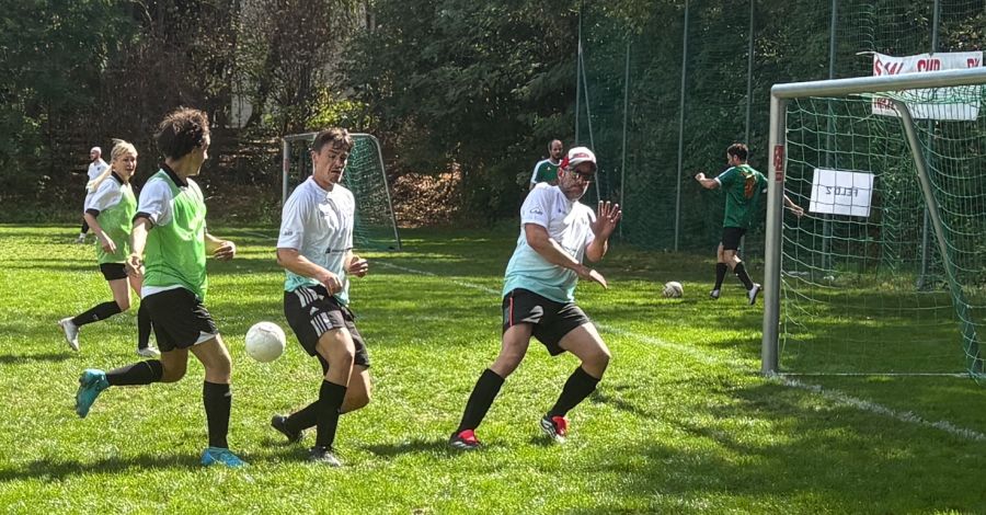 Mauern einmal anders: In jeden Ball warf man sich hinein.