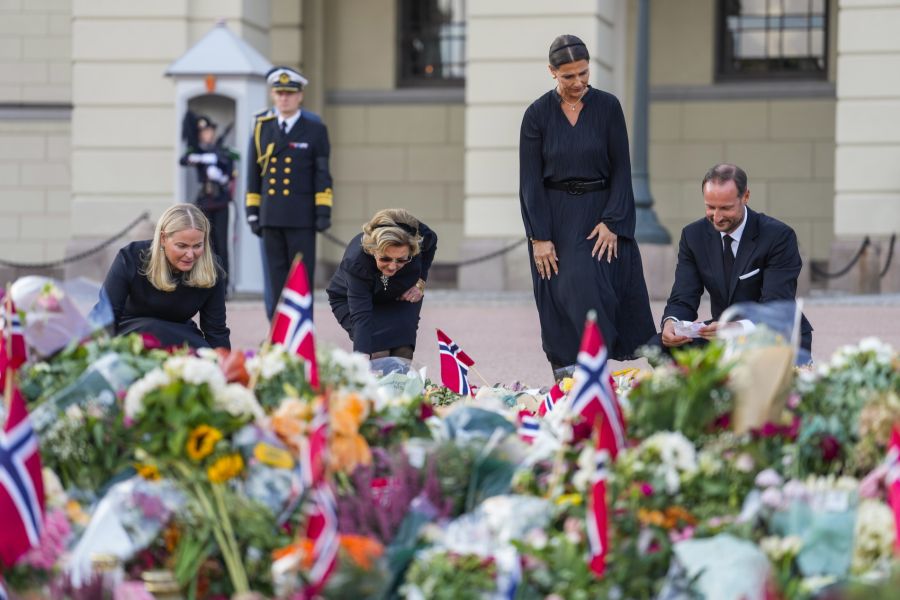 Mette-Marit, Königin Sonja, Prinzessin Märtha Louise und König Haakon verabschieden sich mit Blumen vor dem Königspalast von Harald V.