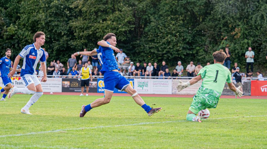 Zubaku (Muri-Gümligen) trifft an GC-Keeper Thüring vorbei zum 1:0.