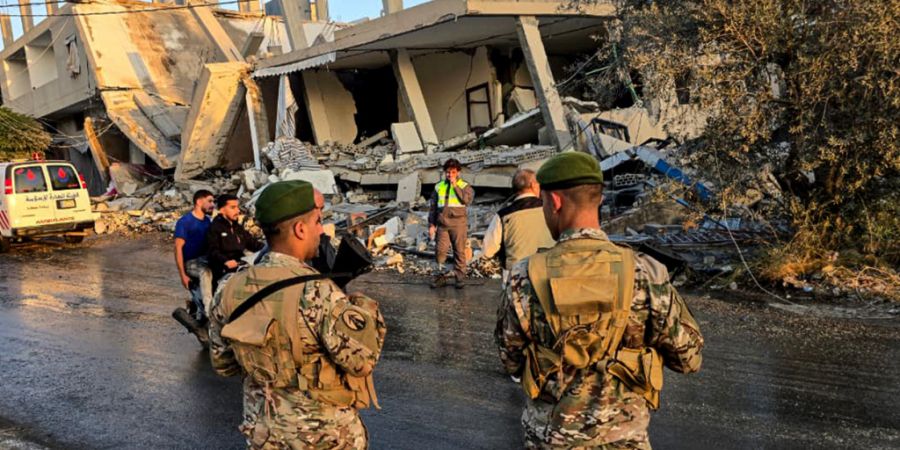 ARCHIV - Libanesische Soldaten sichern ein Haus, das bei einem israelischen Angriff in der südlibanesischen Ortschaft Dier Kifa getroffen wurde. Foto: Stringer/dpa/Archivbild
