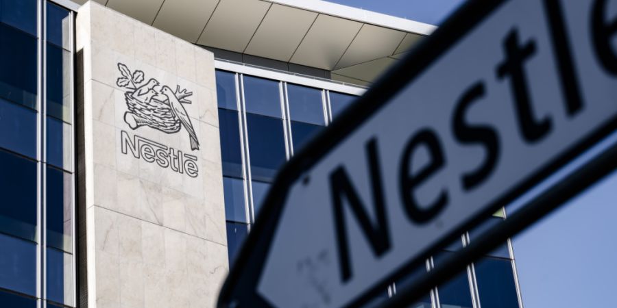 Die Aktien des Nahrungsmittelkonzerns Nestlé brechen im Handel vom Donnerstag ein. An der Börse hatte man sich von den Zahlen zum ersten Halbjahr 2026 mehr erhofft.(Symbolbild)
